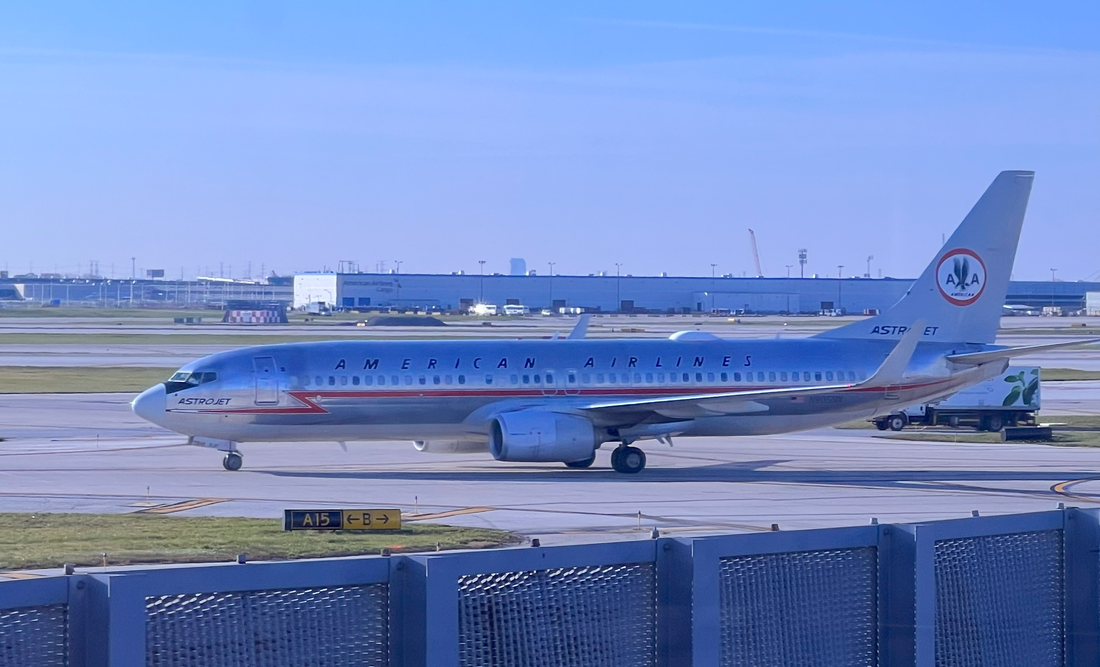 American Airlines 737 with retro livery